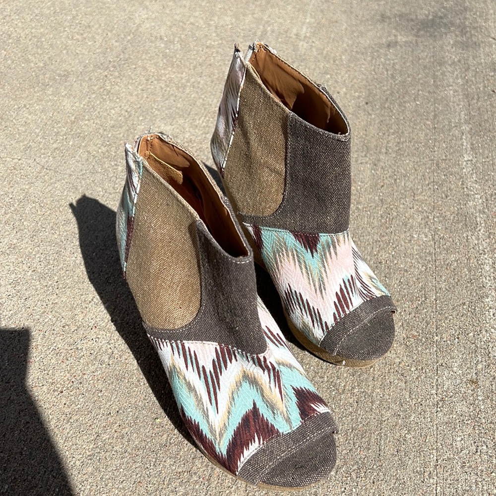 Aztec print booties mint green peach in town. From a smoke free pet free home.